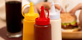 Nova regra em SP acaba com bisnagas compartilhadas de ketchup, mostarda e maionese a partir de domingo (4)